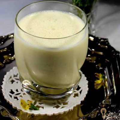 Banana Lassi (Indian refreshing yoghurt drink)