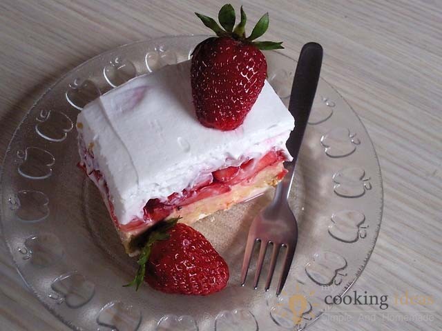 The Best Cake With Yummy Strawberries